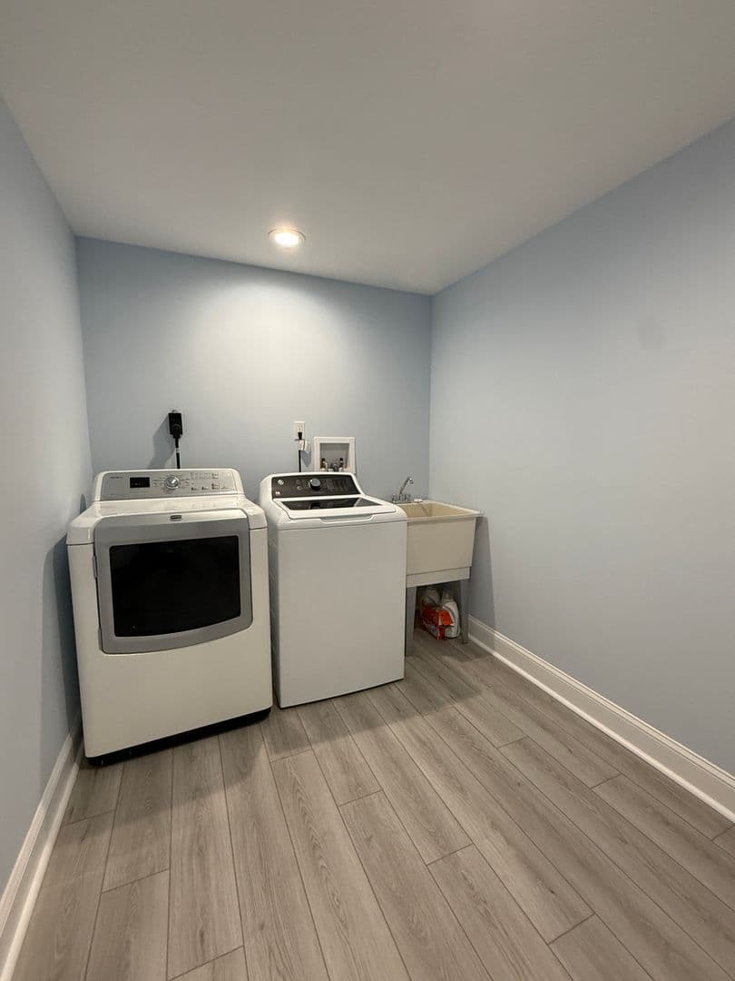 Parkville House: 8915 Whitecliff Ln