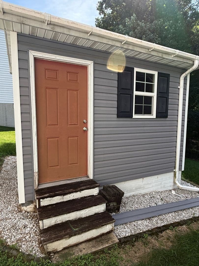 Parkville House: 8915 Whitecliff Ln