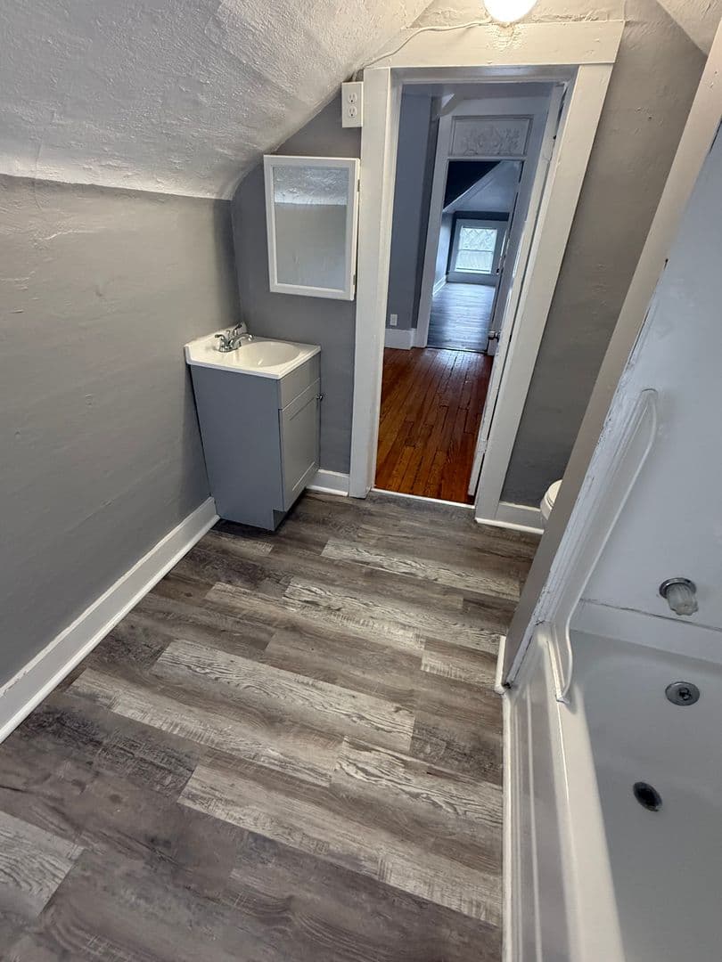 Kansas City Apartment: 3826 Warwick Blvd