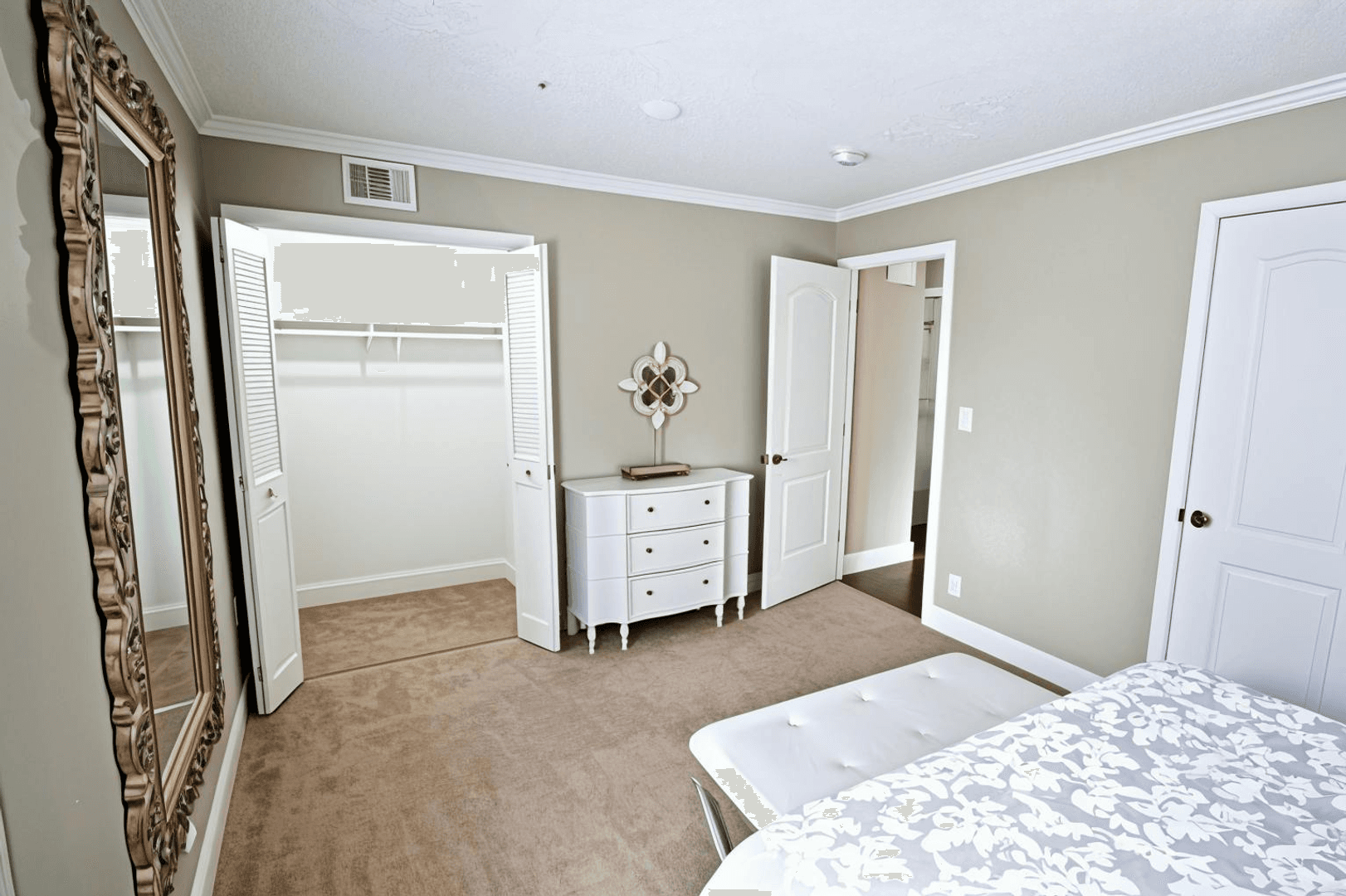 Kansas City Apartment: 4427 Holly Street