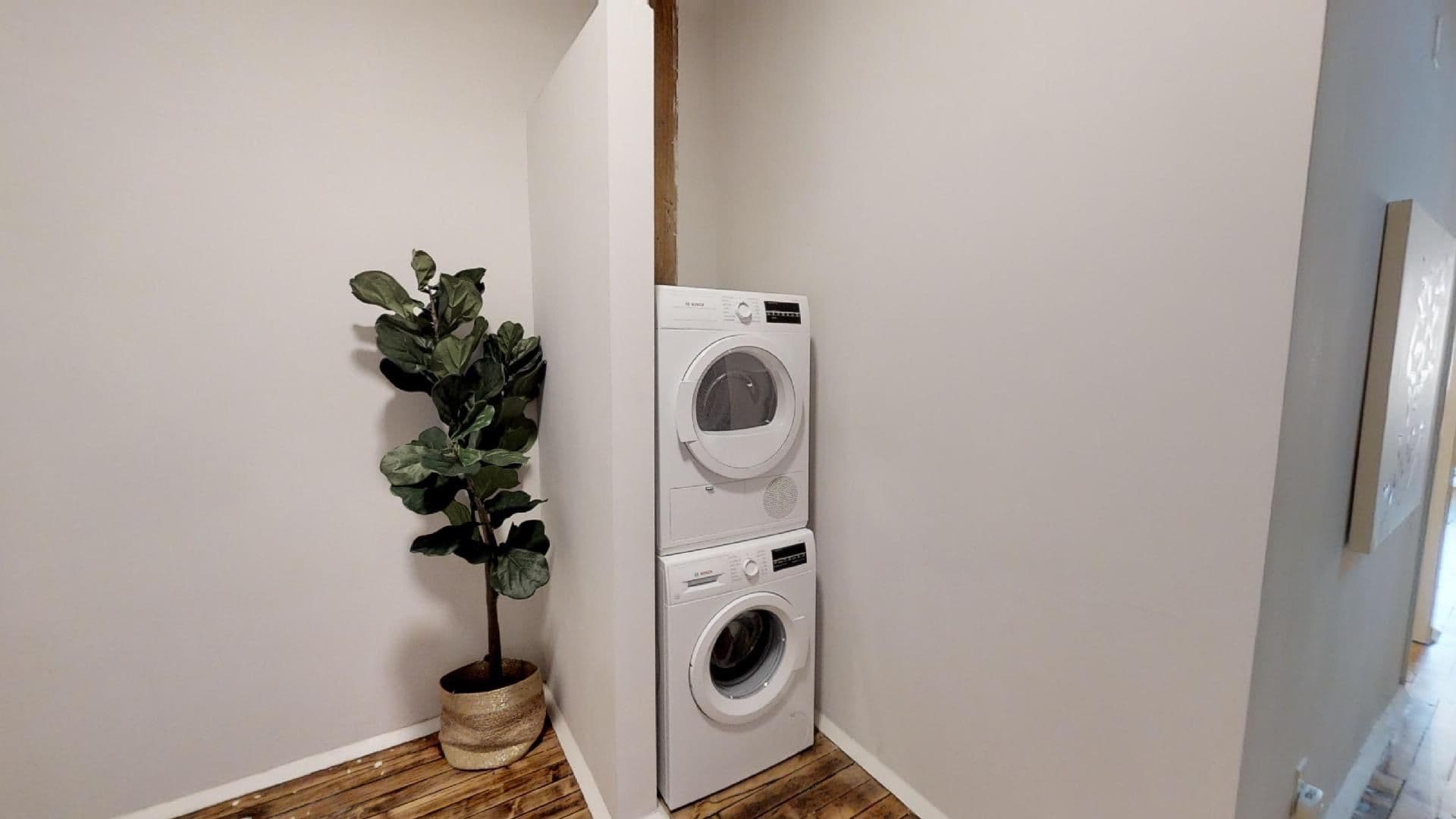 Kansas City Apartment: 218 Delaware St