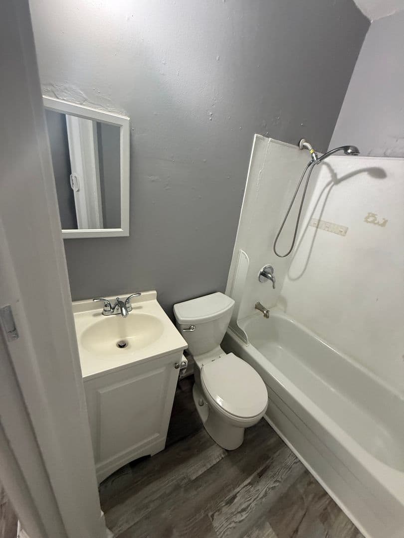 Kansas City Apartment: 3966 Warwick Blvd