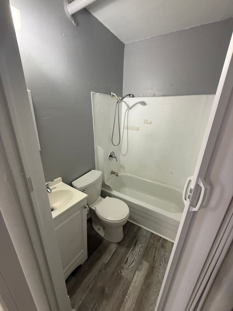Kansas City Apartment: 3966 Warwick Blvd
