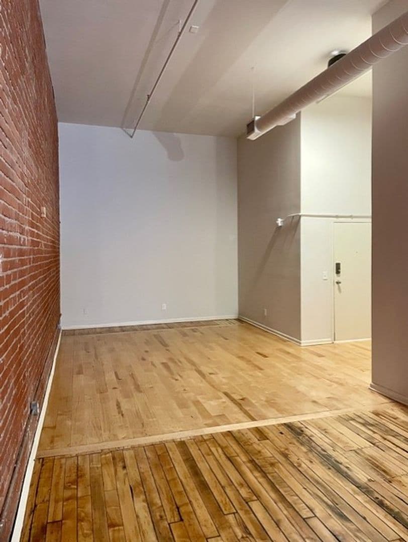 Kansas City Apartment: 218 Delaware St
