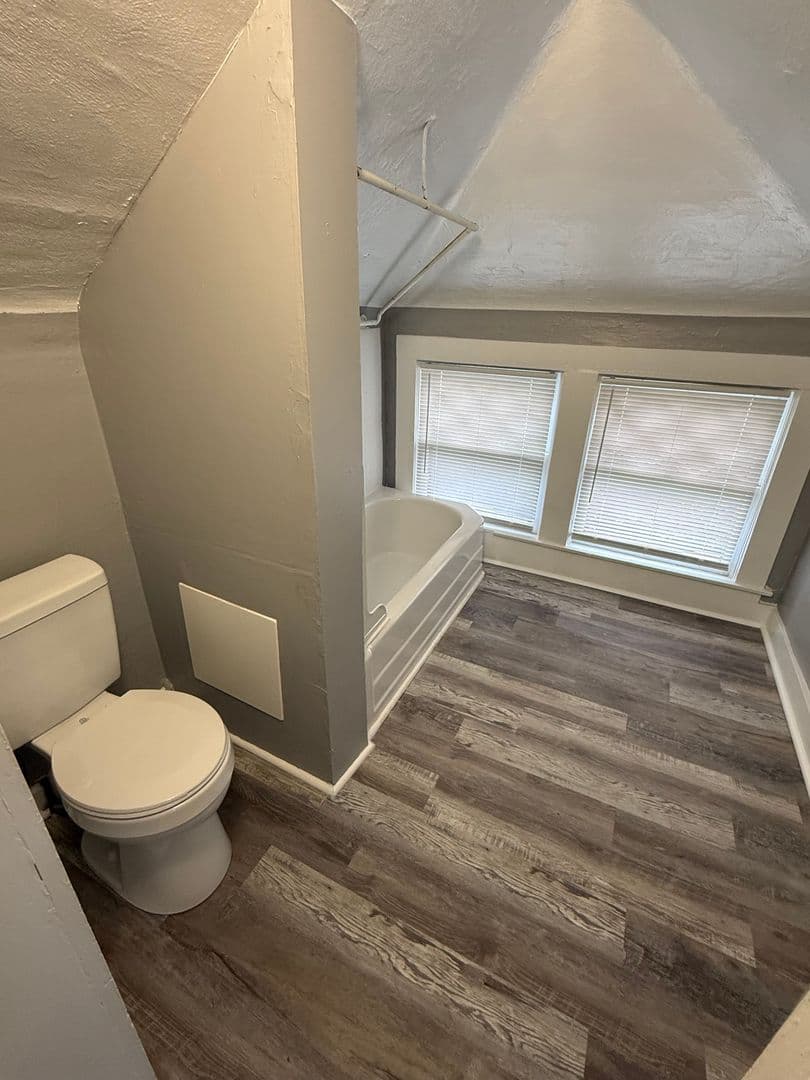 Kansas City Apartment: 3826 Warwick Blvd