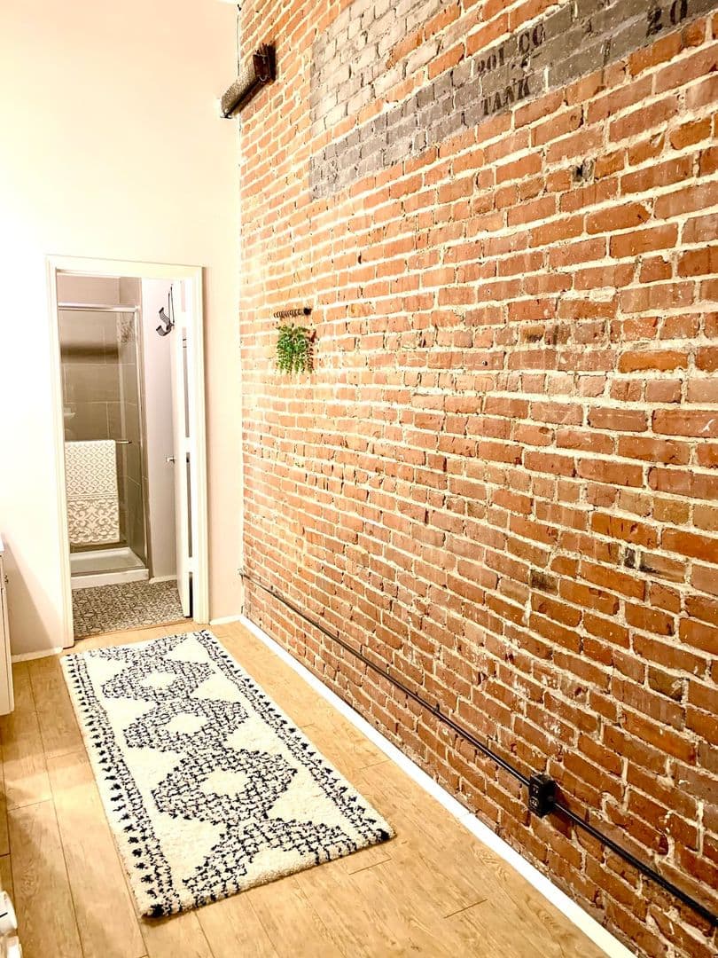Kansas City Apartment: 218 Delaware St