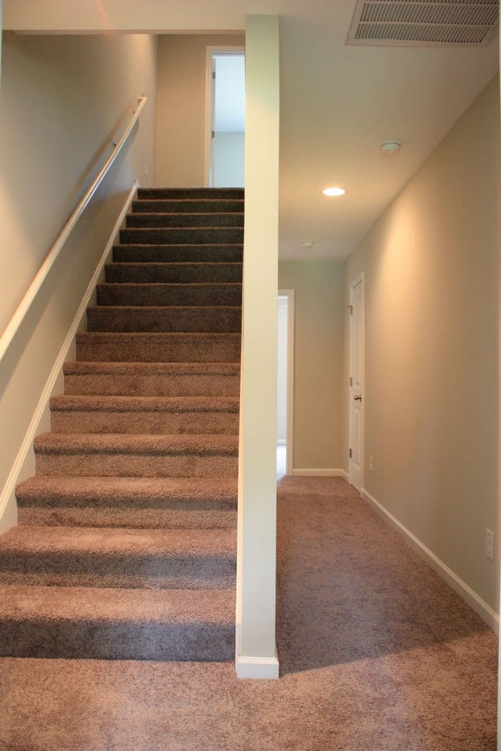 Central Apartment: 233 Cross Creek Rd