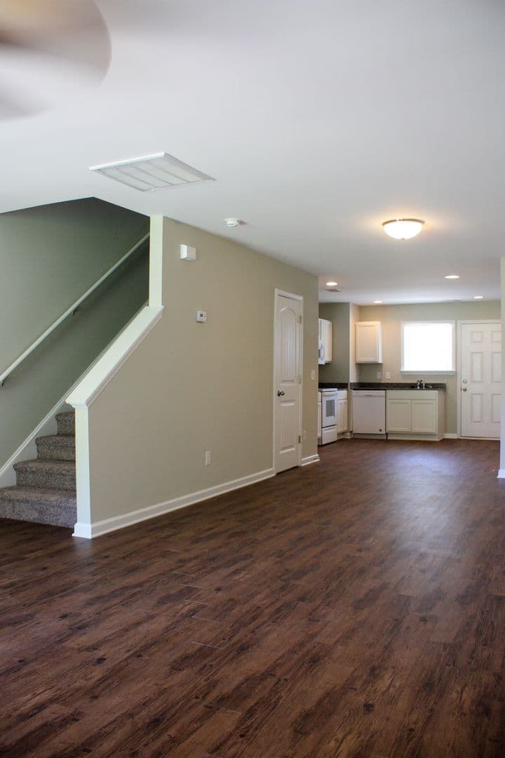 Central Apartment: 233 Cross Creek Rd