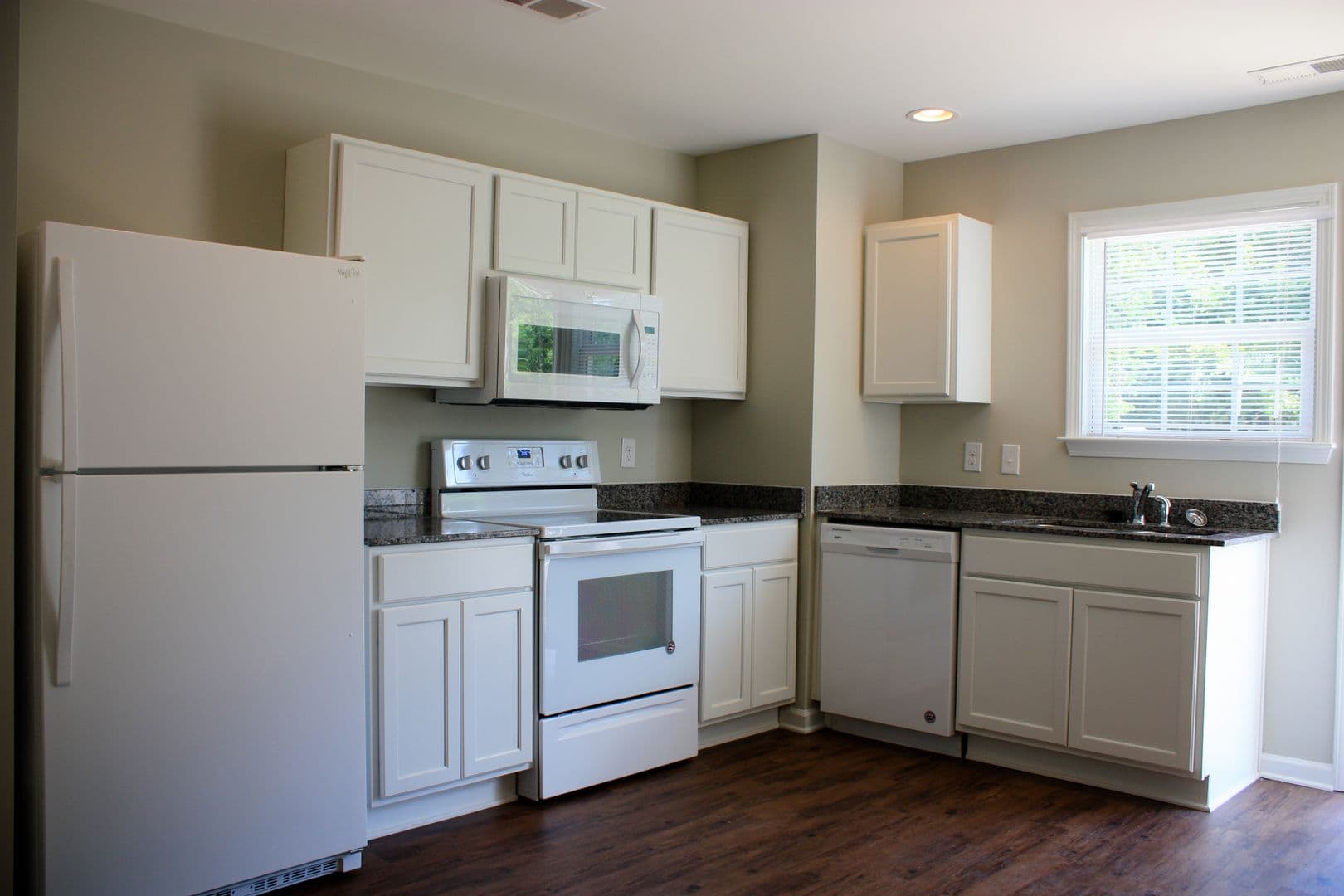 Central Apartment: 233 Cross Creek Rd