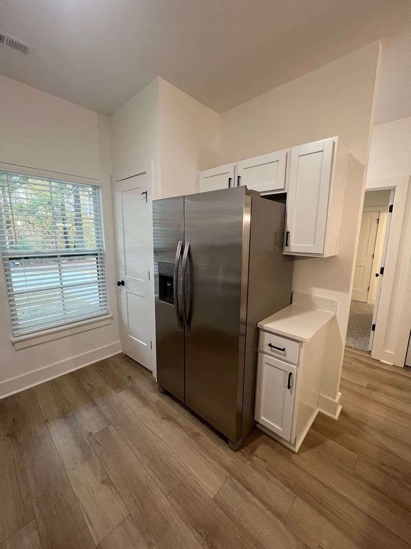 Central Apartment: 224 Willow Ct