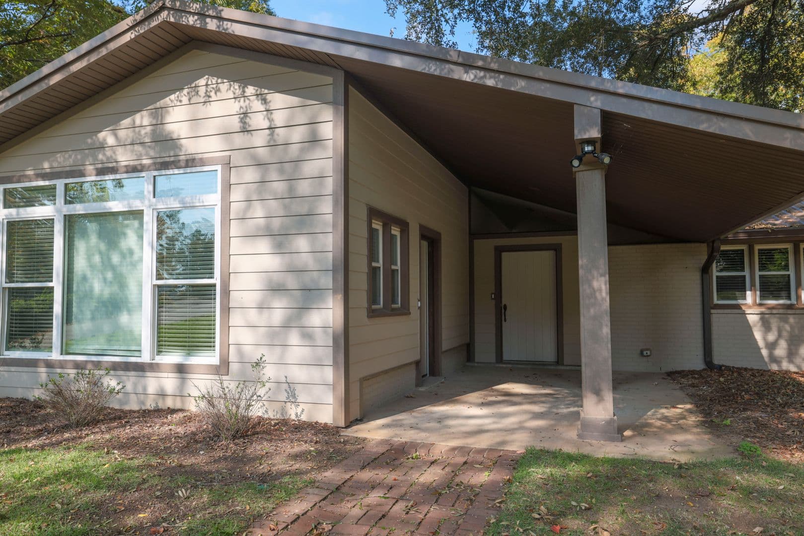 Clemson House: 114 Lewis Rd