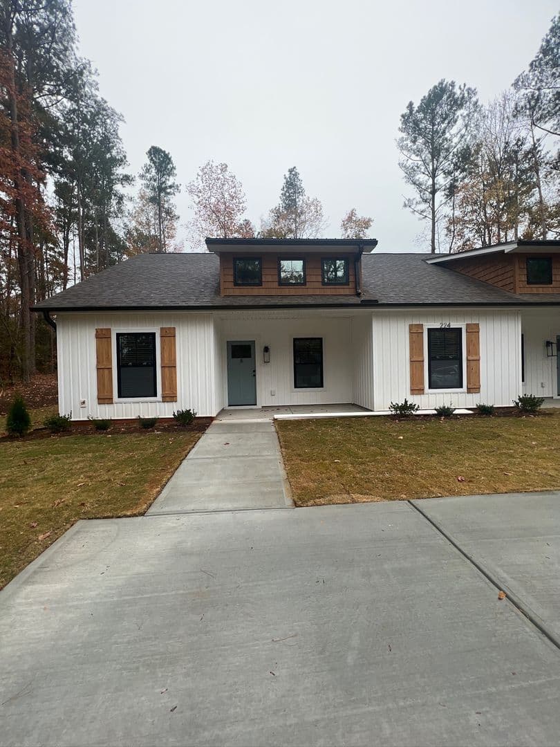 Central Apartment: 224 Willow Ct