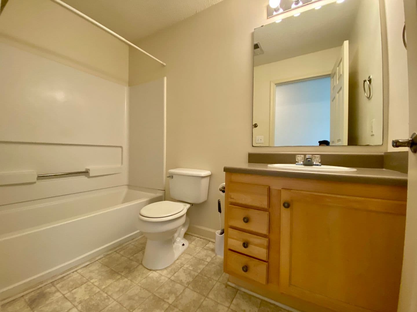 Seneca Apartment: 833 Harts Cove Way