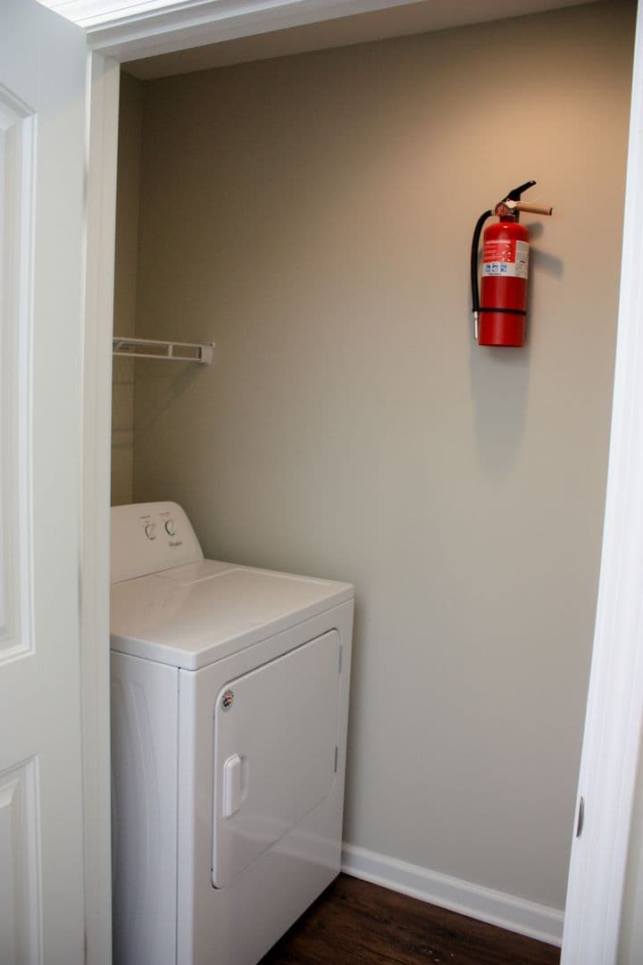 Central Apartment: 233 Cross Creek Rd