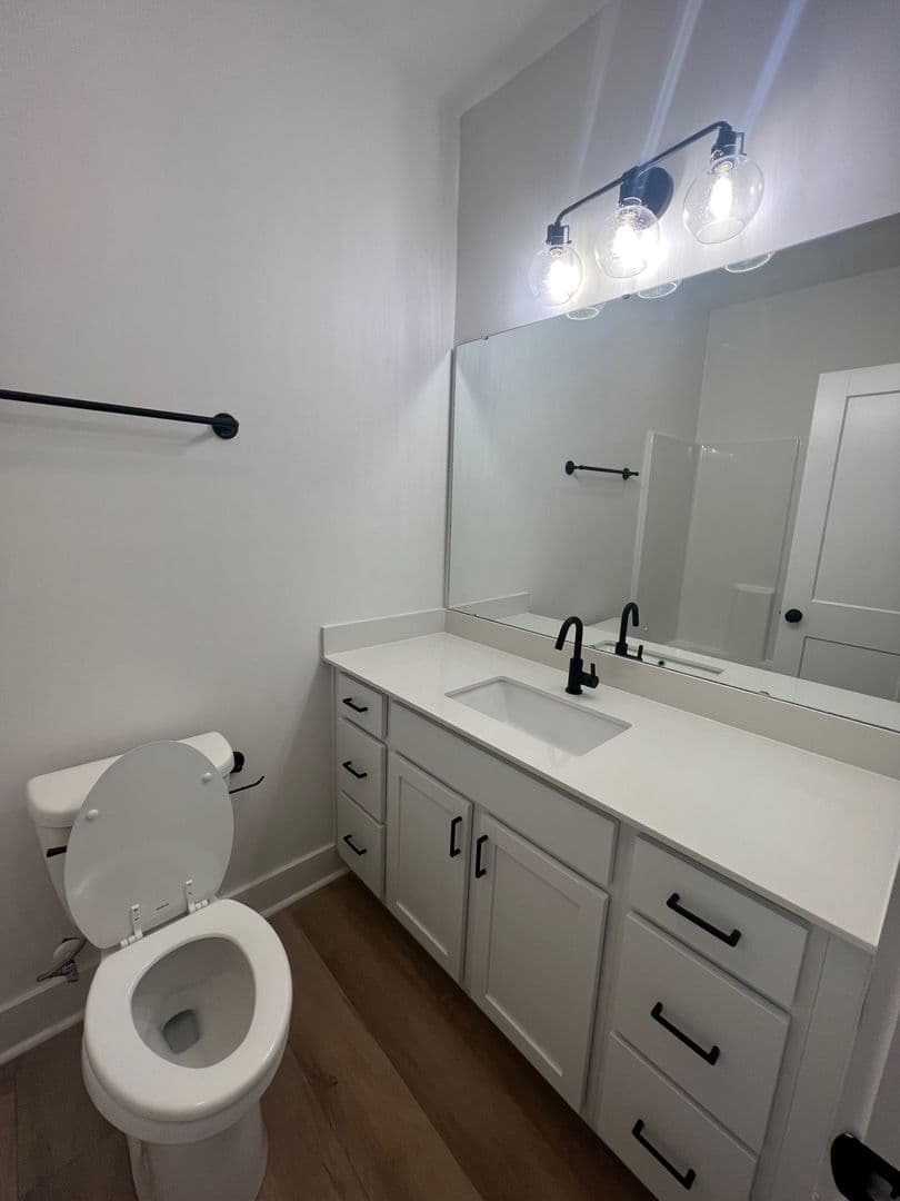 Central Apartment: 224 Willow Ct