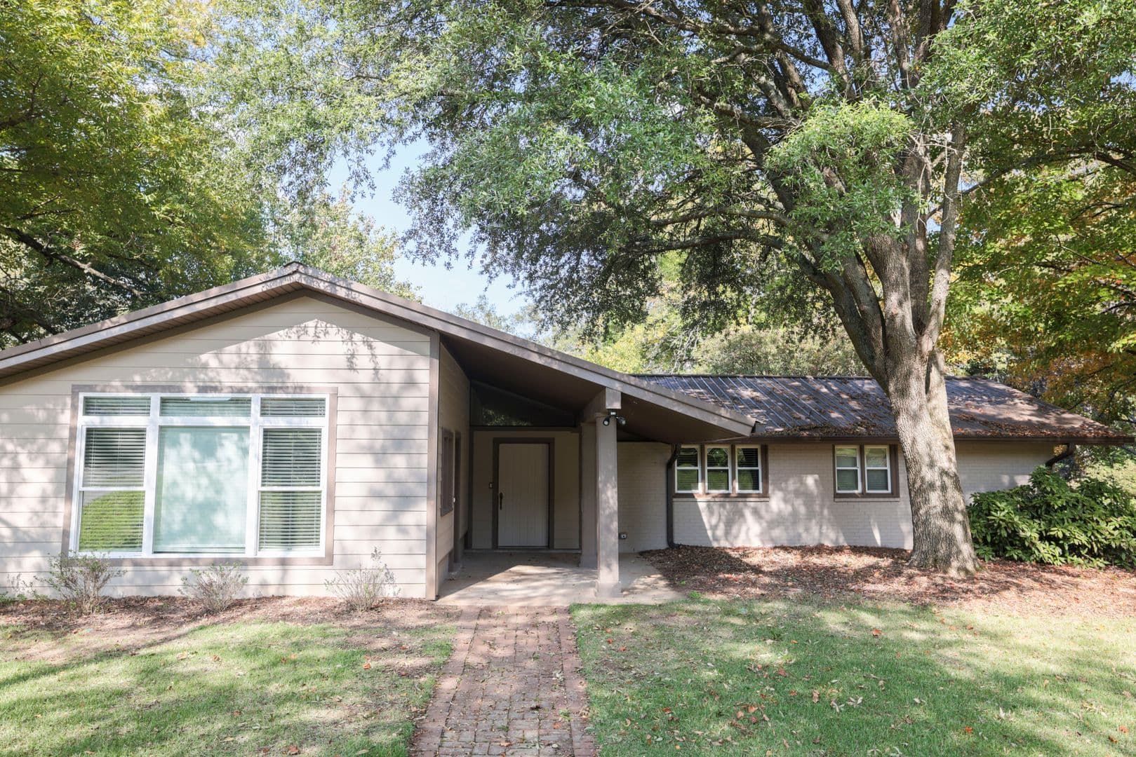 Clemson House: 114 Lewis Rd