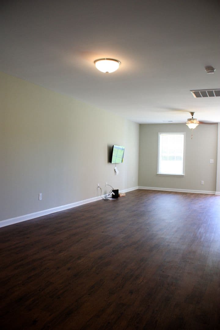 Central Apartment: 233 Cross Creek Rd