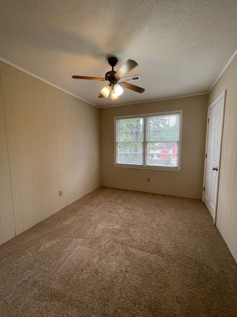 Clemson Apartment: 207 Charleston Ave
