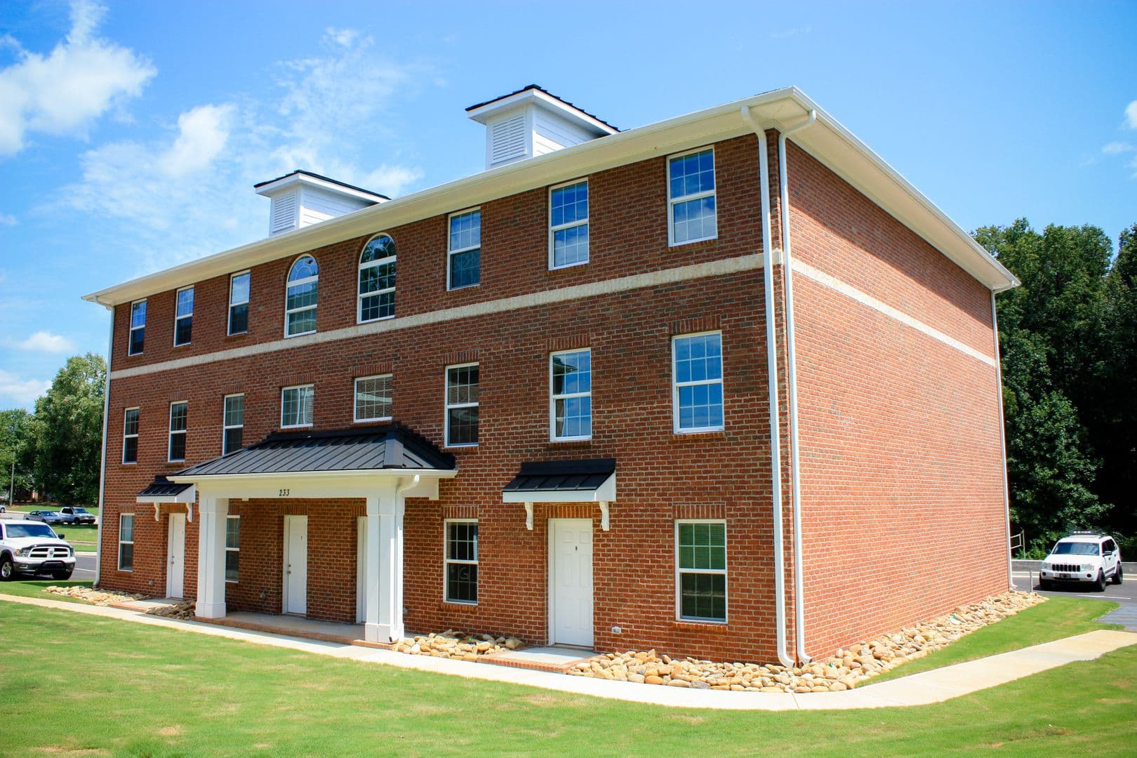 Central Apartment: 233 Cross Creek Rd
