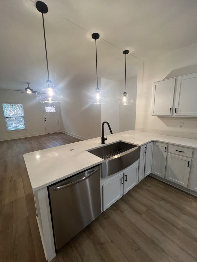 Central Apartment: 224 Willow Ct