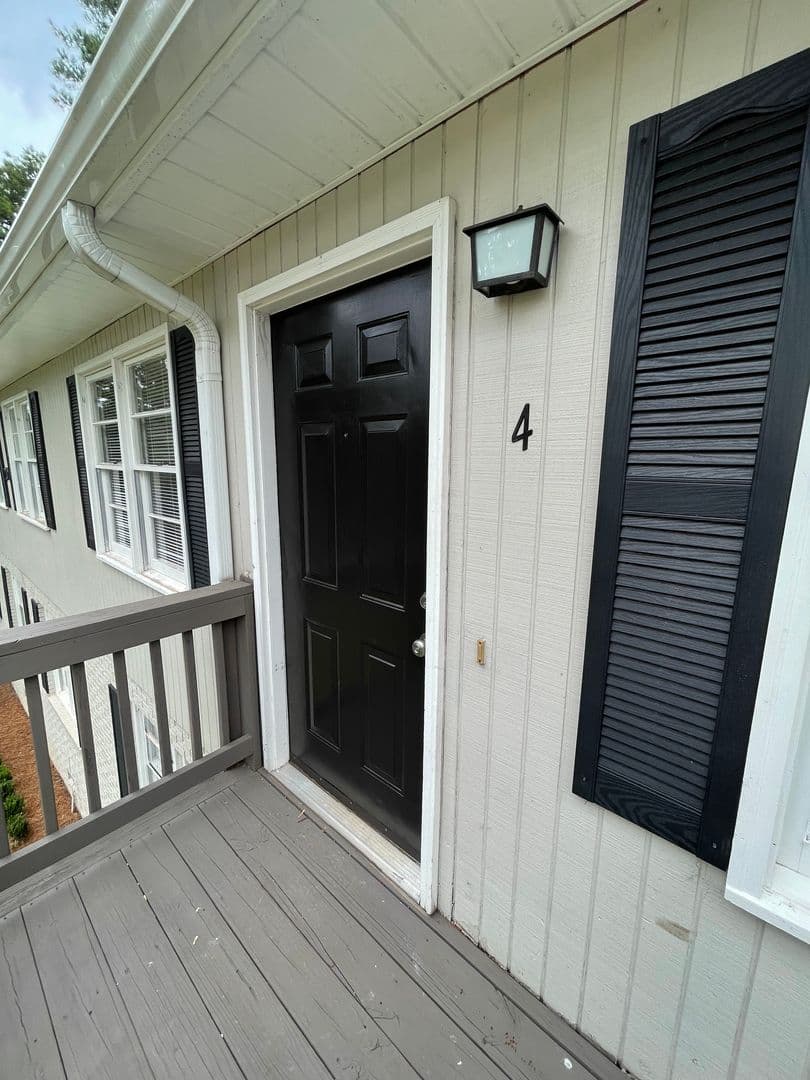 Clemson Apartment: 207 Charleston Ave