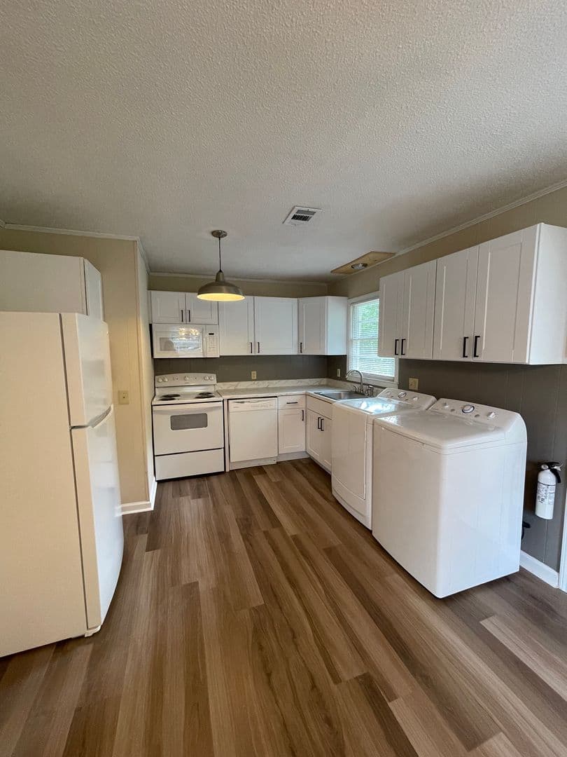 Clemson Apartment: 207 Charleston Ave