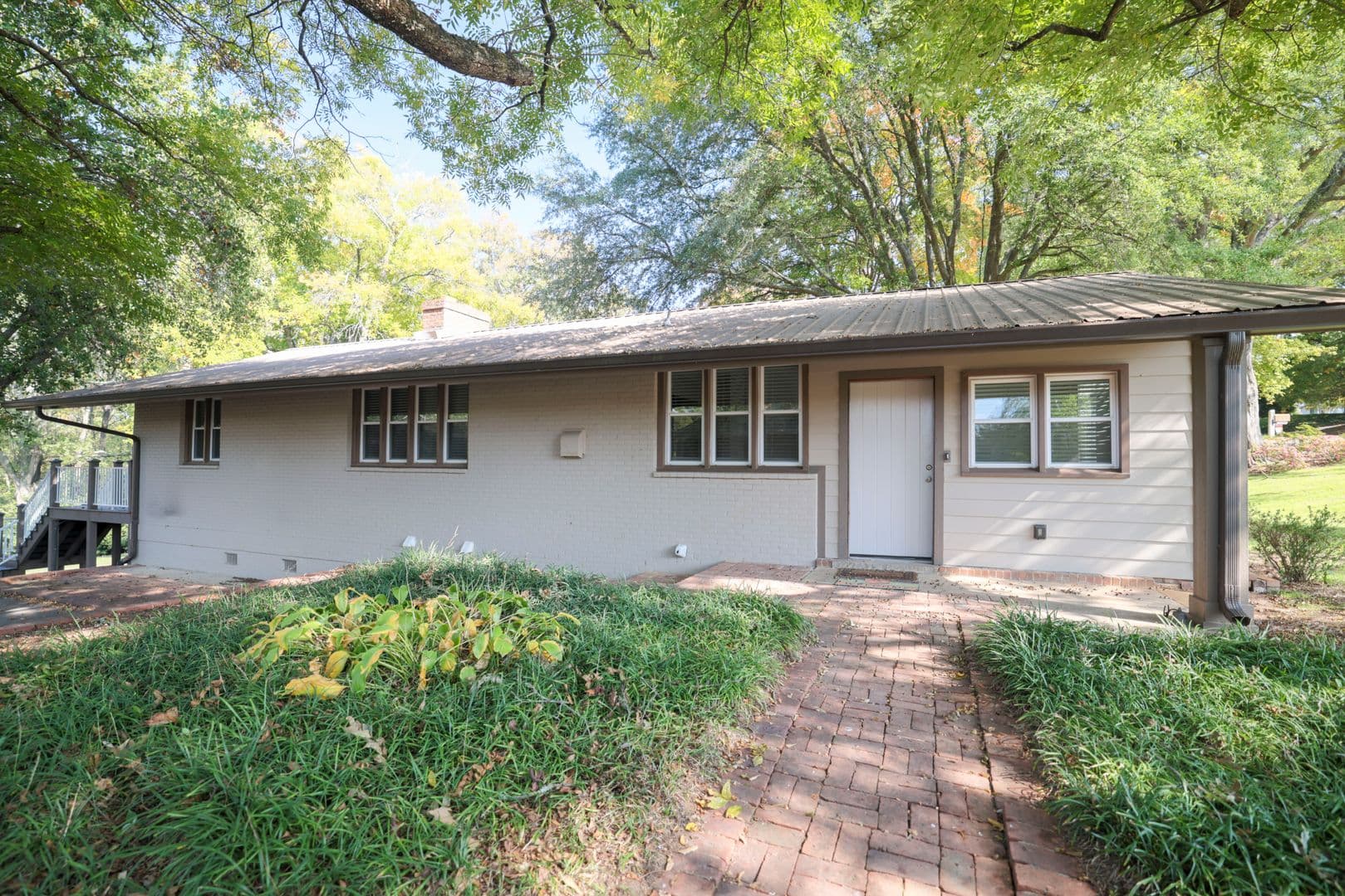 Clemson House: 114 Lewis Rd