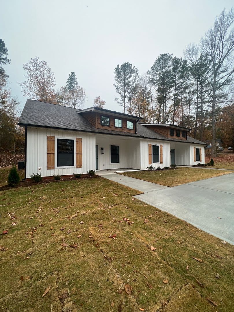 Central Apartment: 224 Willow Ct