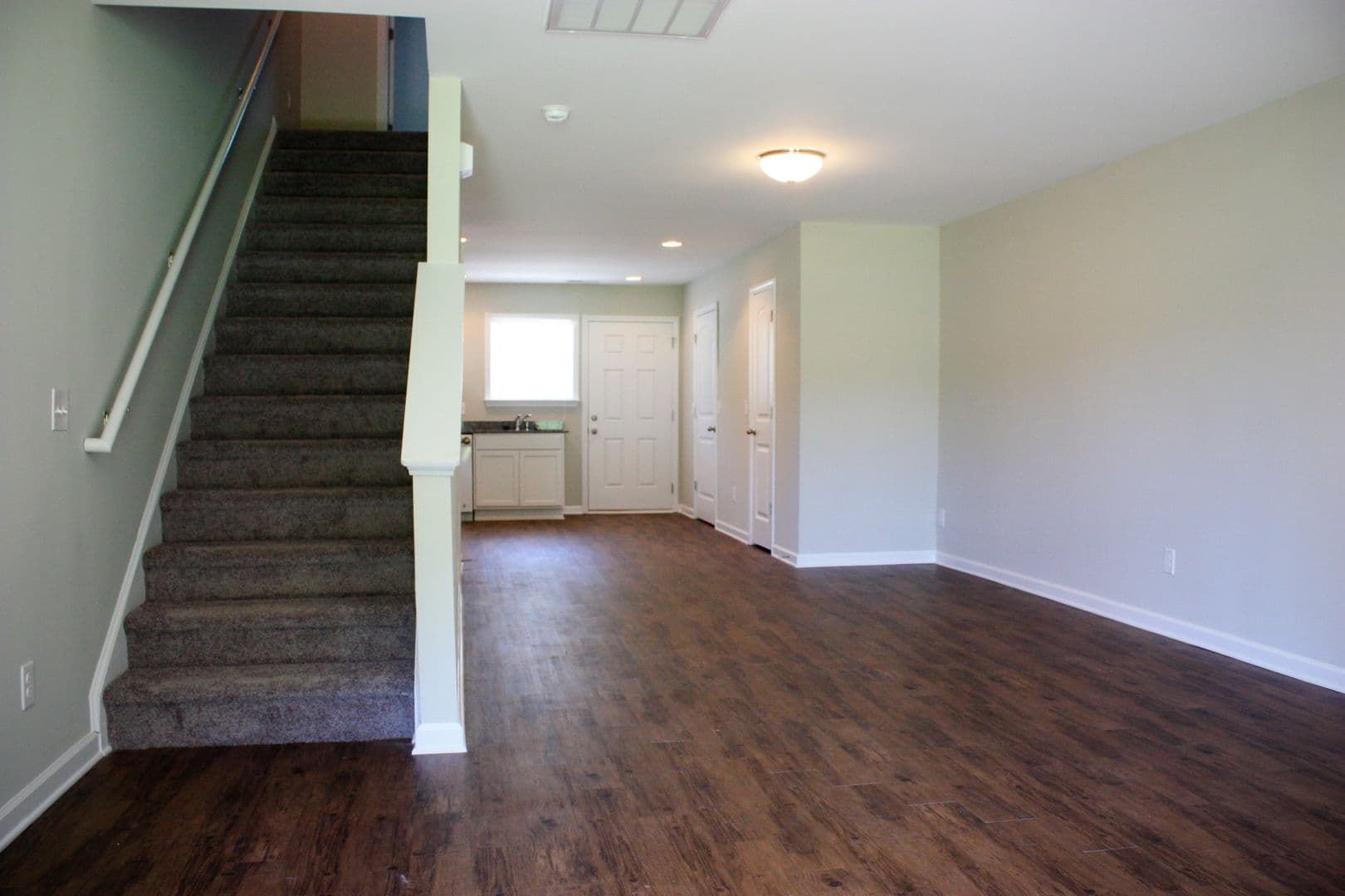 Central Apartment: 233 Cross Creek Rd