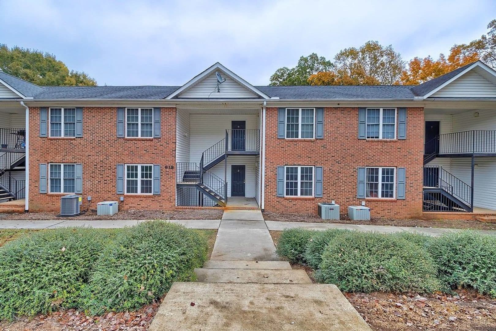 Clemson Apartment: 818 College Ave