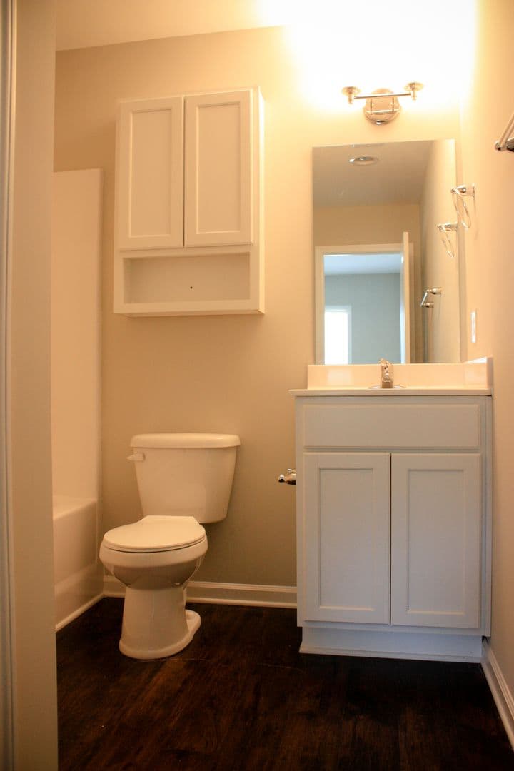 Central Apartment: 233 Cross Creek Rd