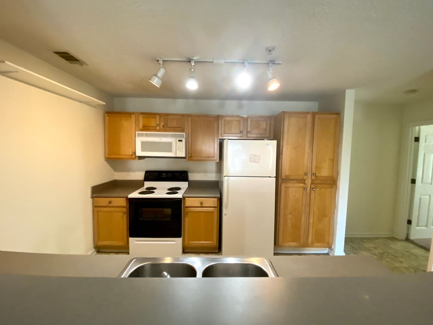 Seneca Apartment: 1301 Harts Ridge Dr