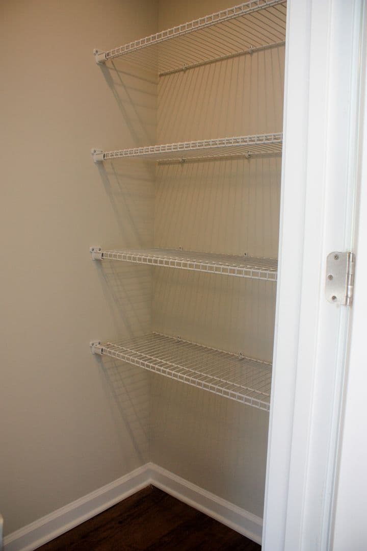 Central Apartment: 233 Cross Creek Rd