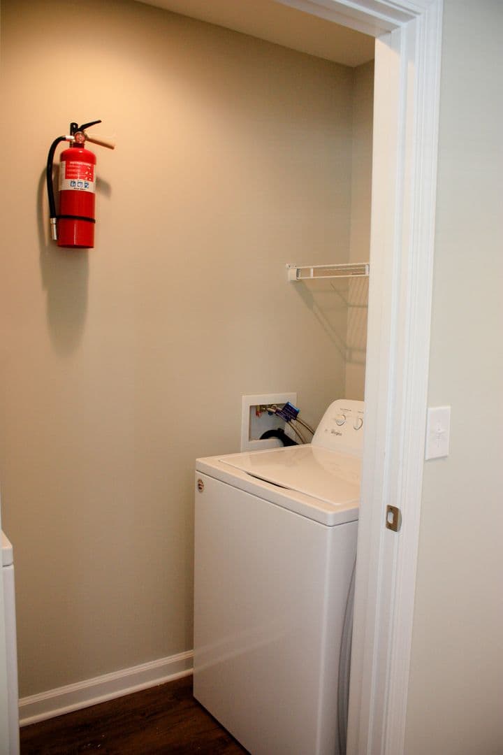 Central Apartment: 233 Cross Creek Rd