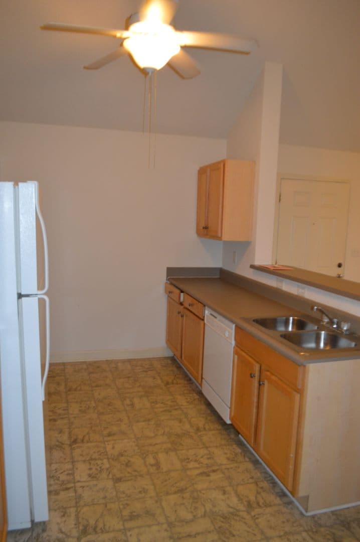 Seneca Apartment: 833 Harts Cove Way