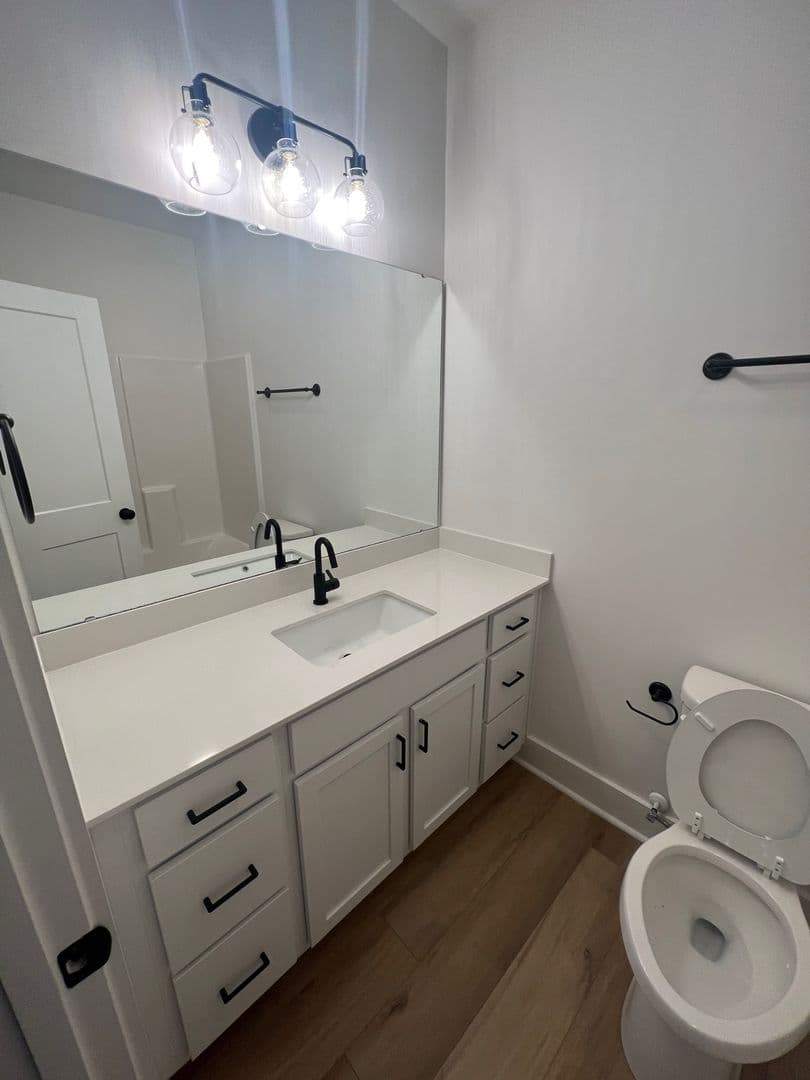 Central Apartment: 224 Willow Ct