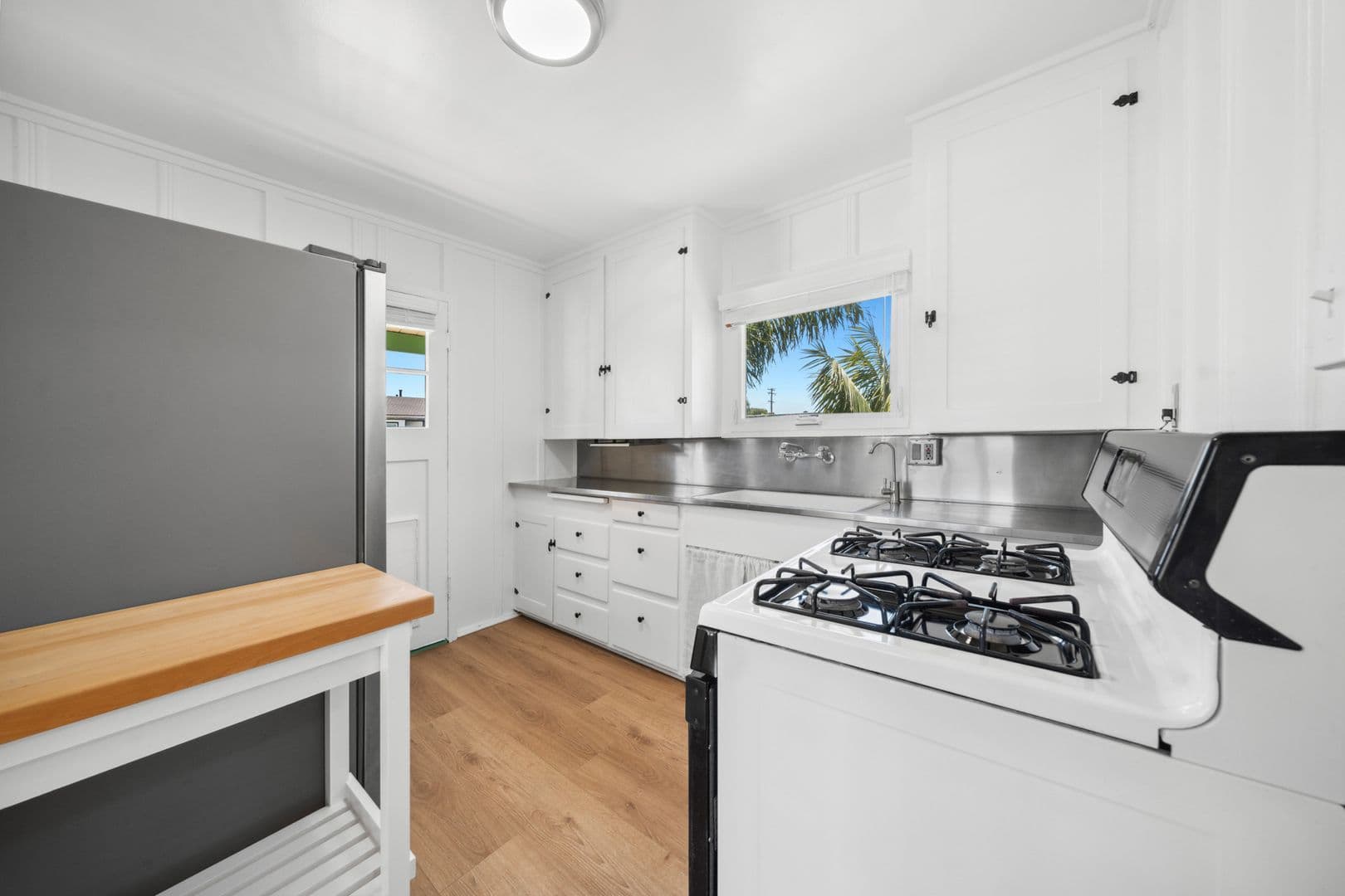 Costa Mesa Apartment: 123 E 18th Street
