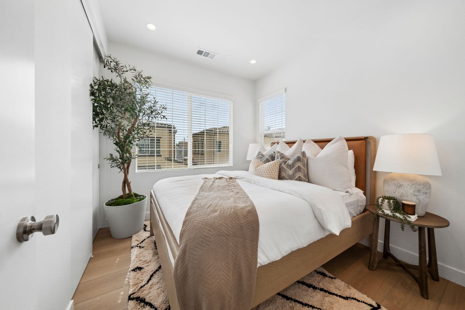 Costa Mesa Apartment: 374 Hamilton St