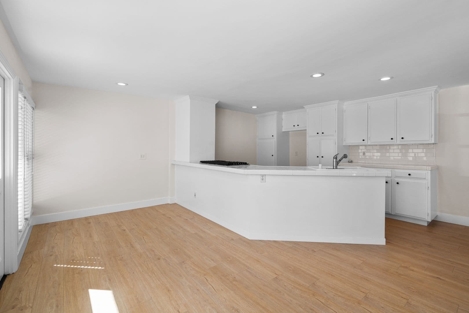 Costa Mesa Apartment: 1637 Irvine Avenue