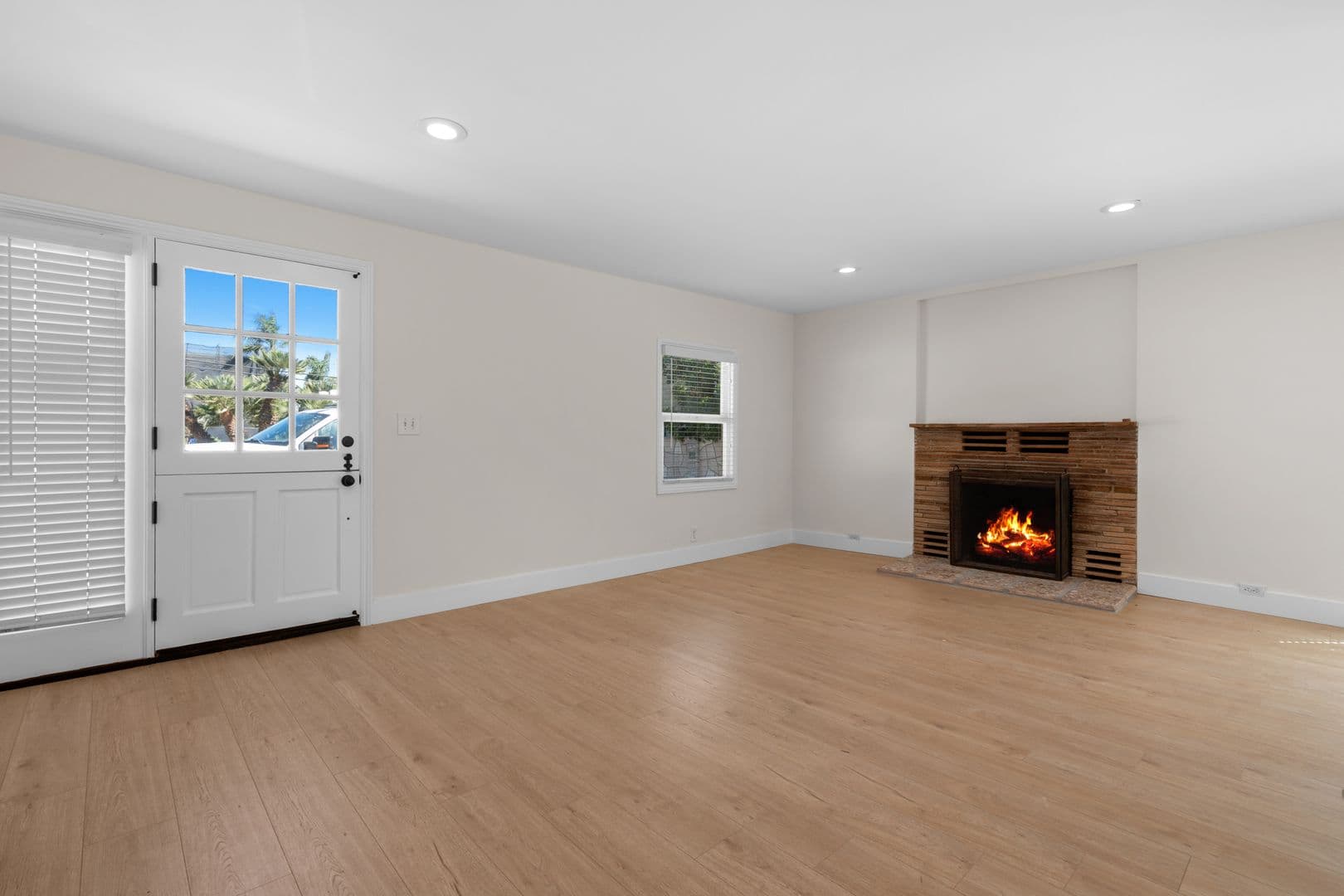 Costa Mesa Apartment: 1637 Irvine Avenue