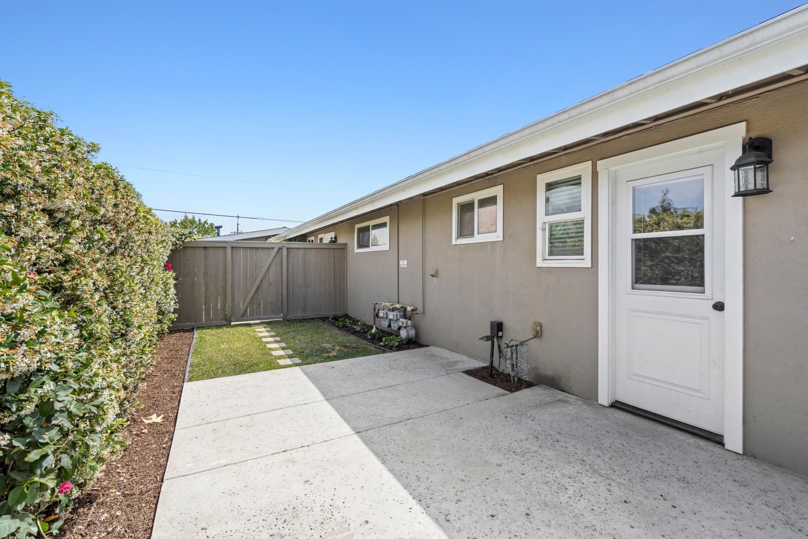 Costa Mesa Apartment: 241 E 18th Street