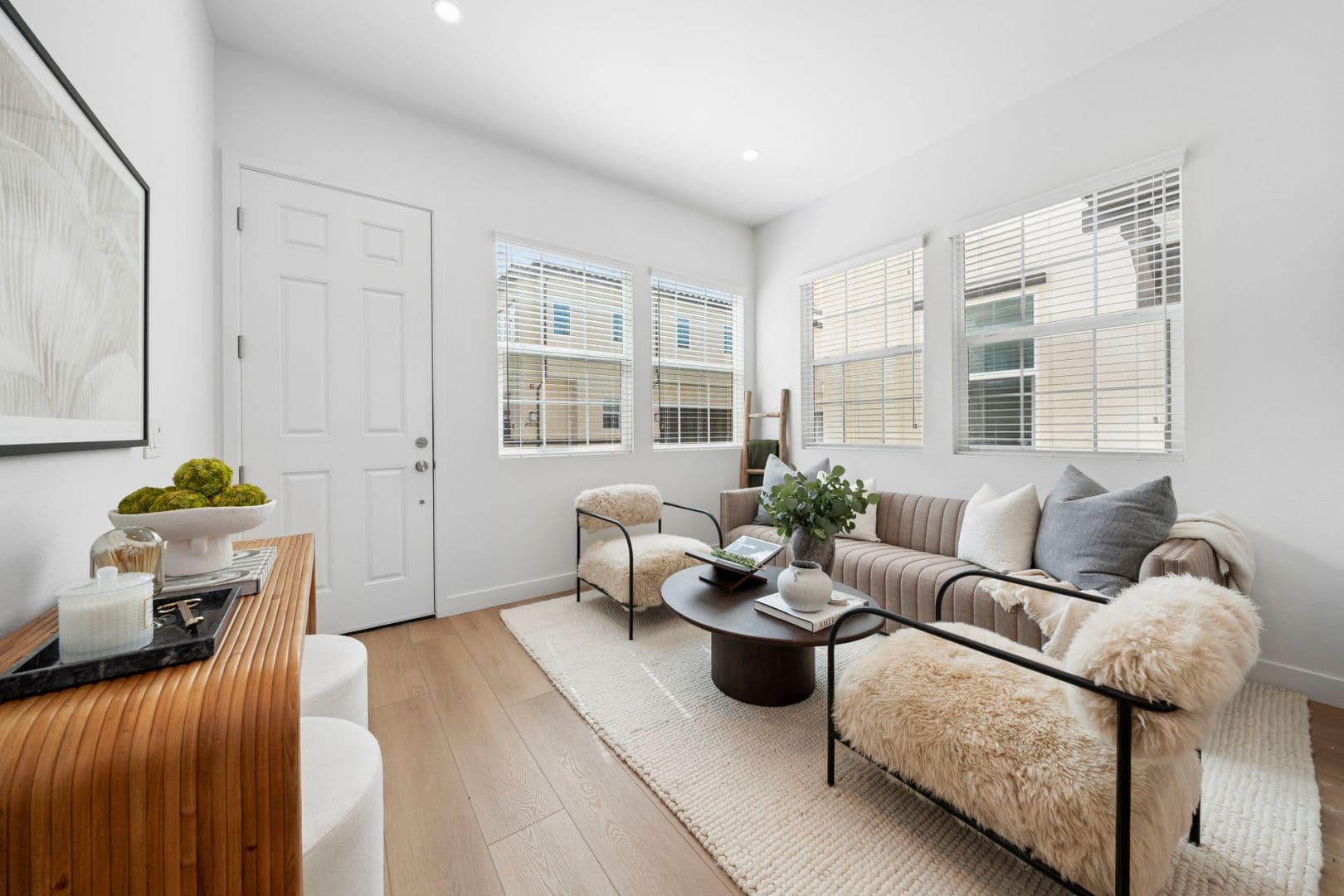 Costa Mesa Apartment: 374 Hamilton St