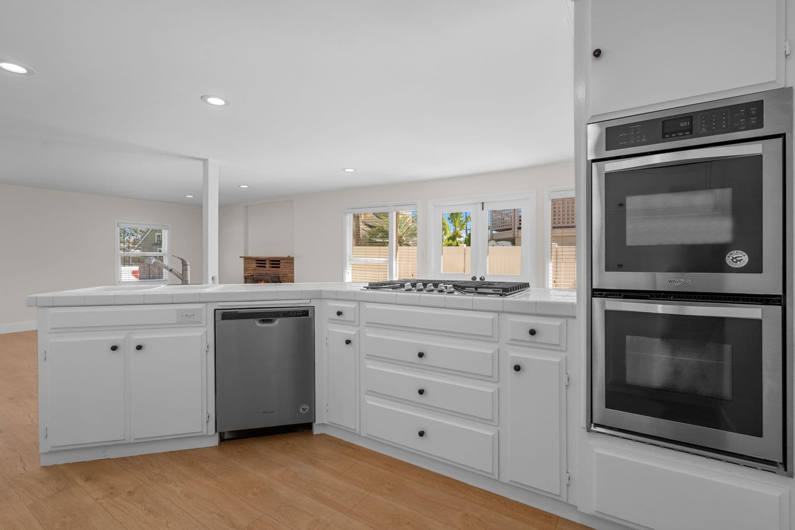 Costa Mesa Apartment: 1637 Irvine Avenue