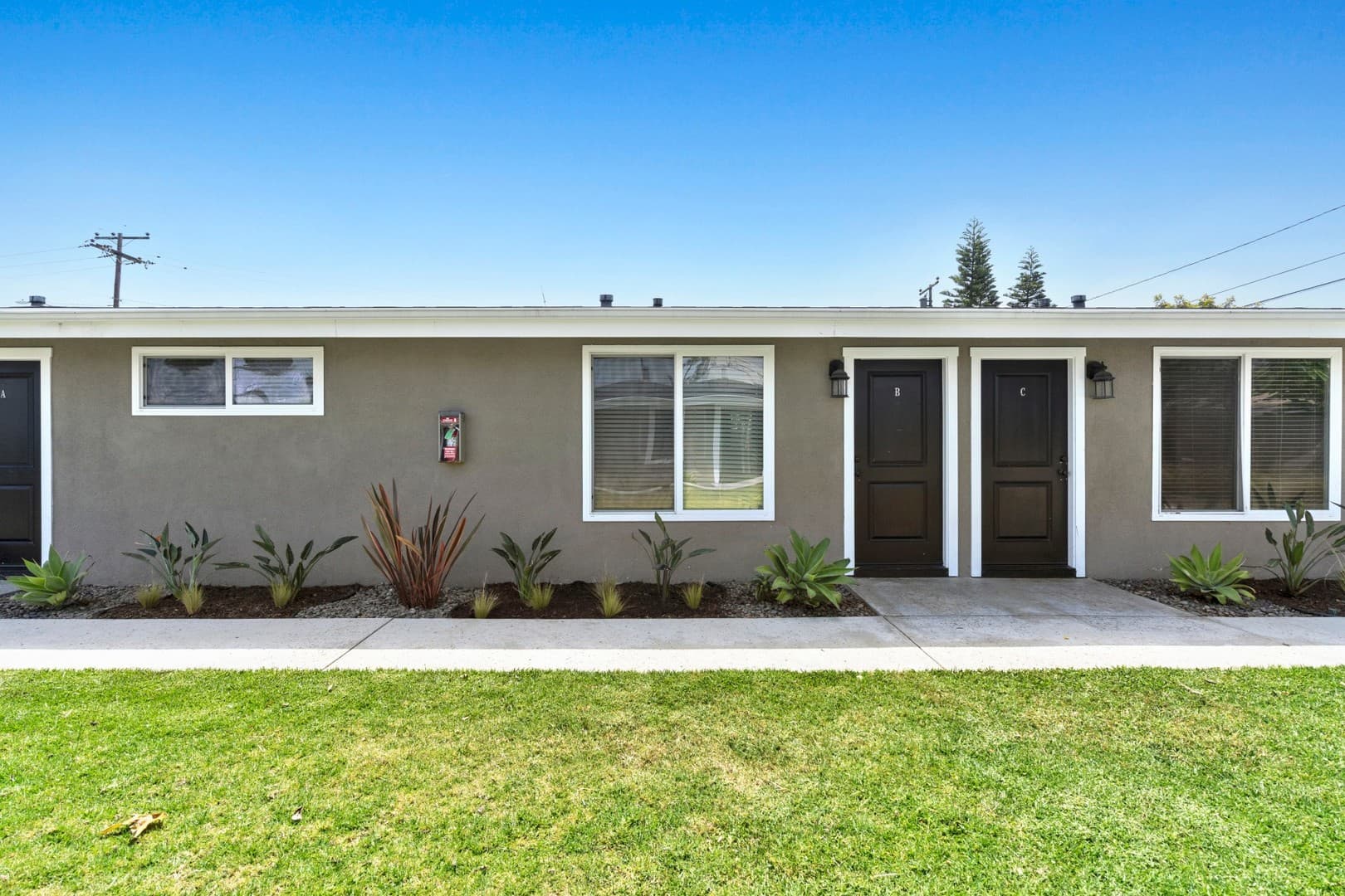 Costa Mesa Apartment: 241 E 18th Street