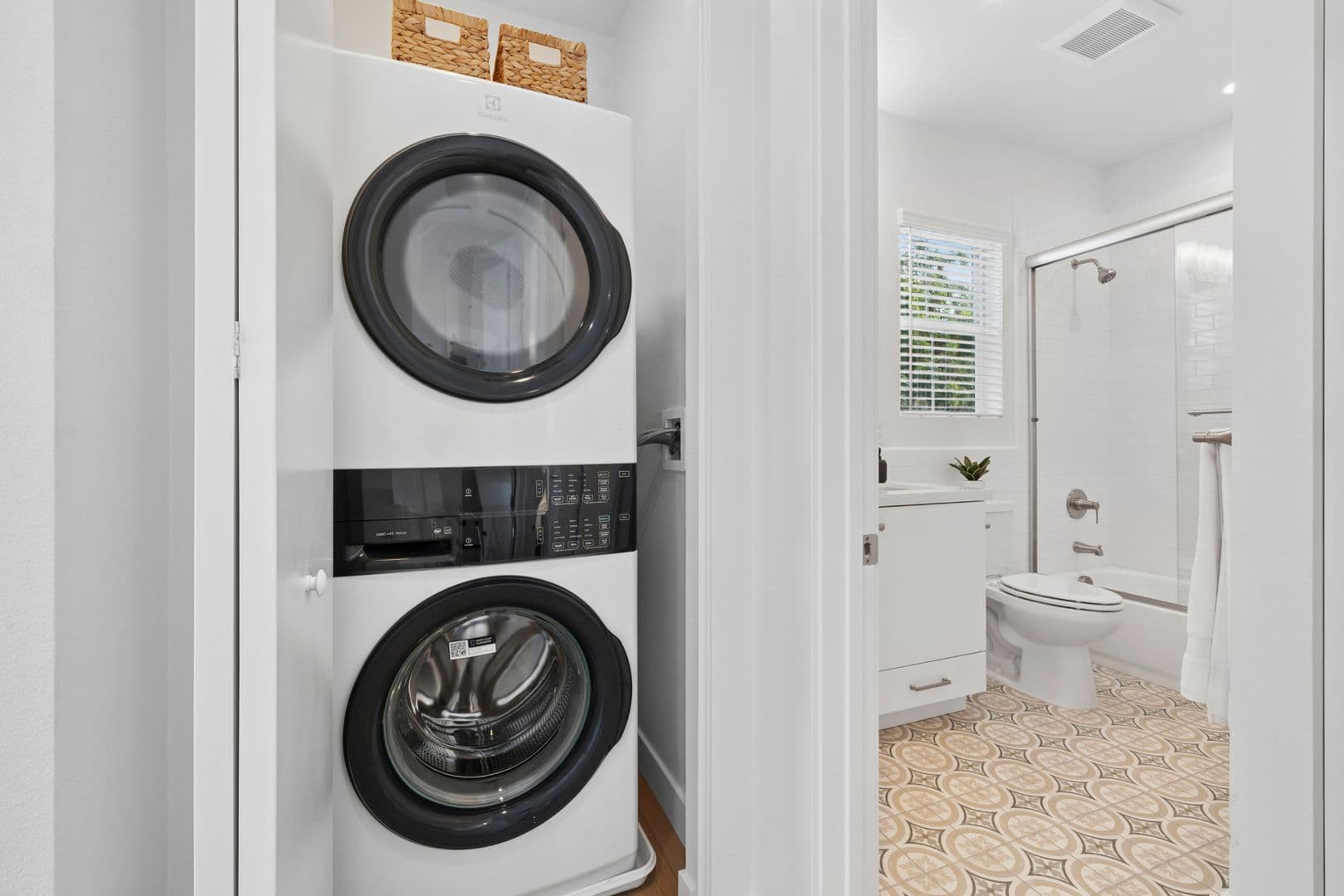 Costa Mesa Apartment: 374 Hamilton St