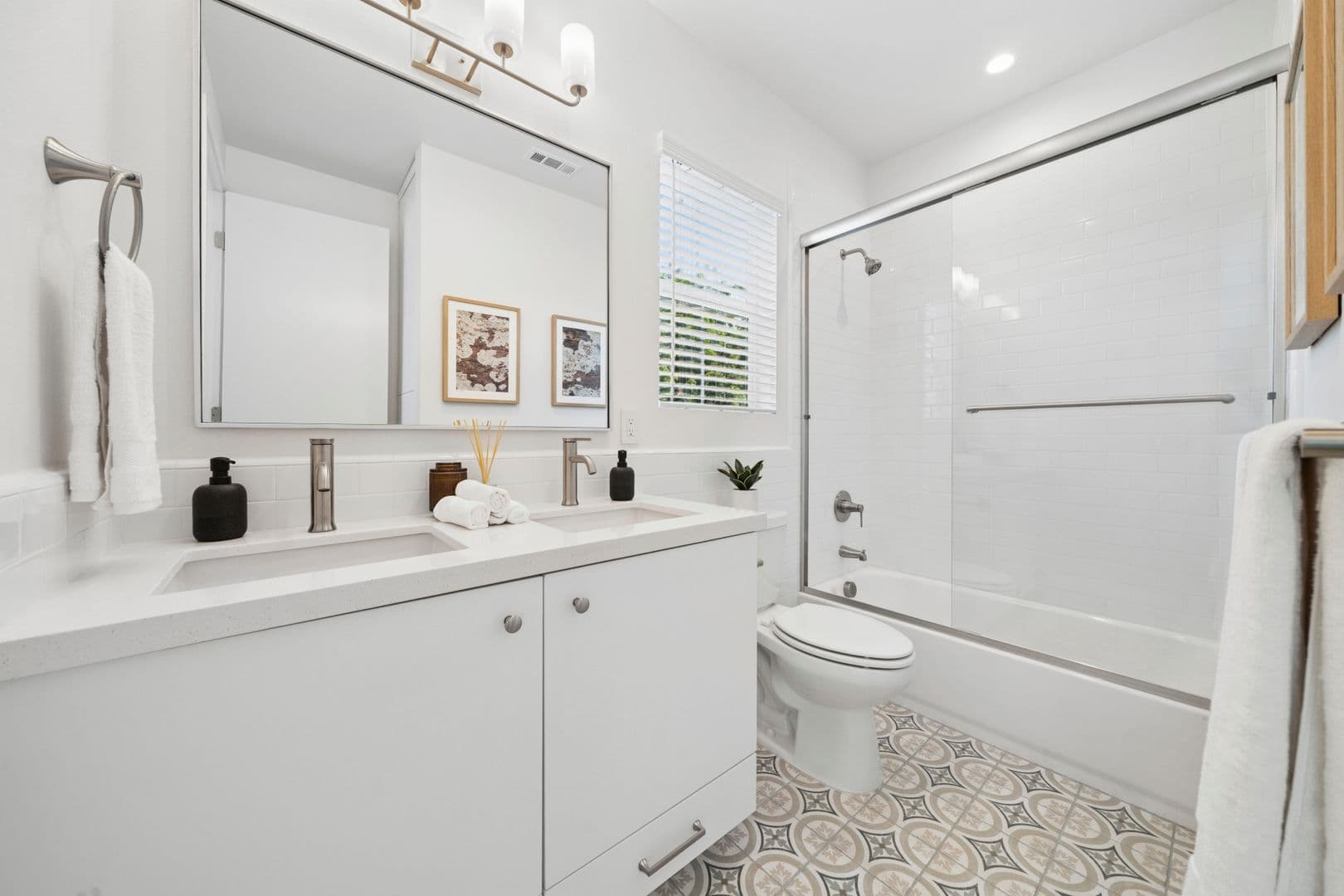 Costa Mesa Apartment: 374 Hamilton St