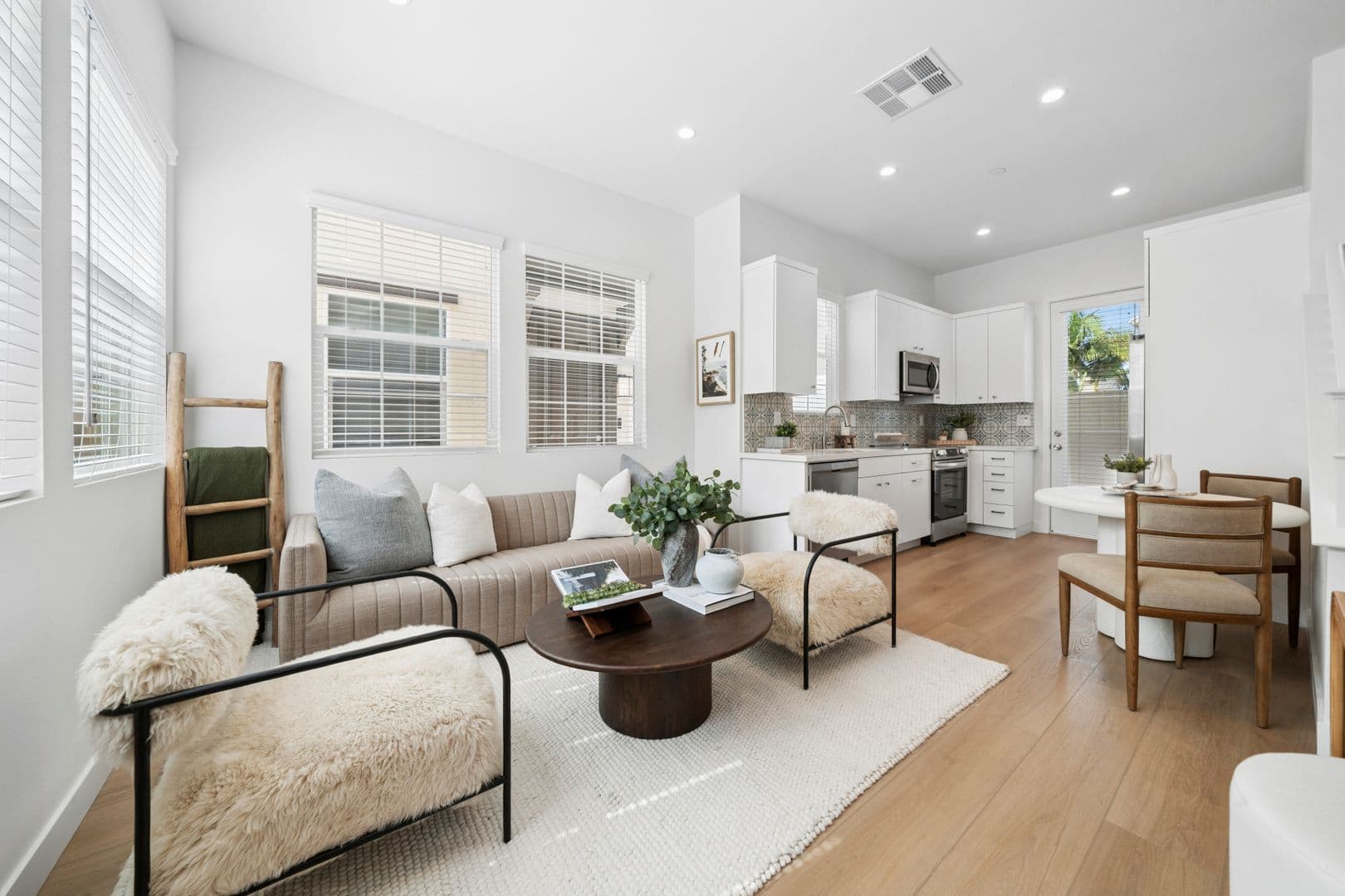 Costa Mesa Apartment: 374 Hamilton St
