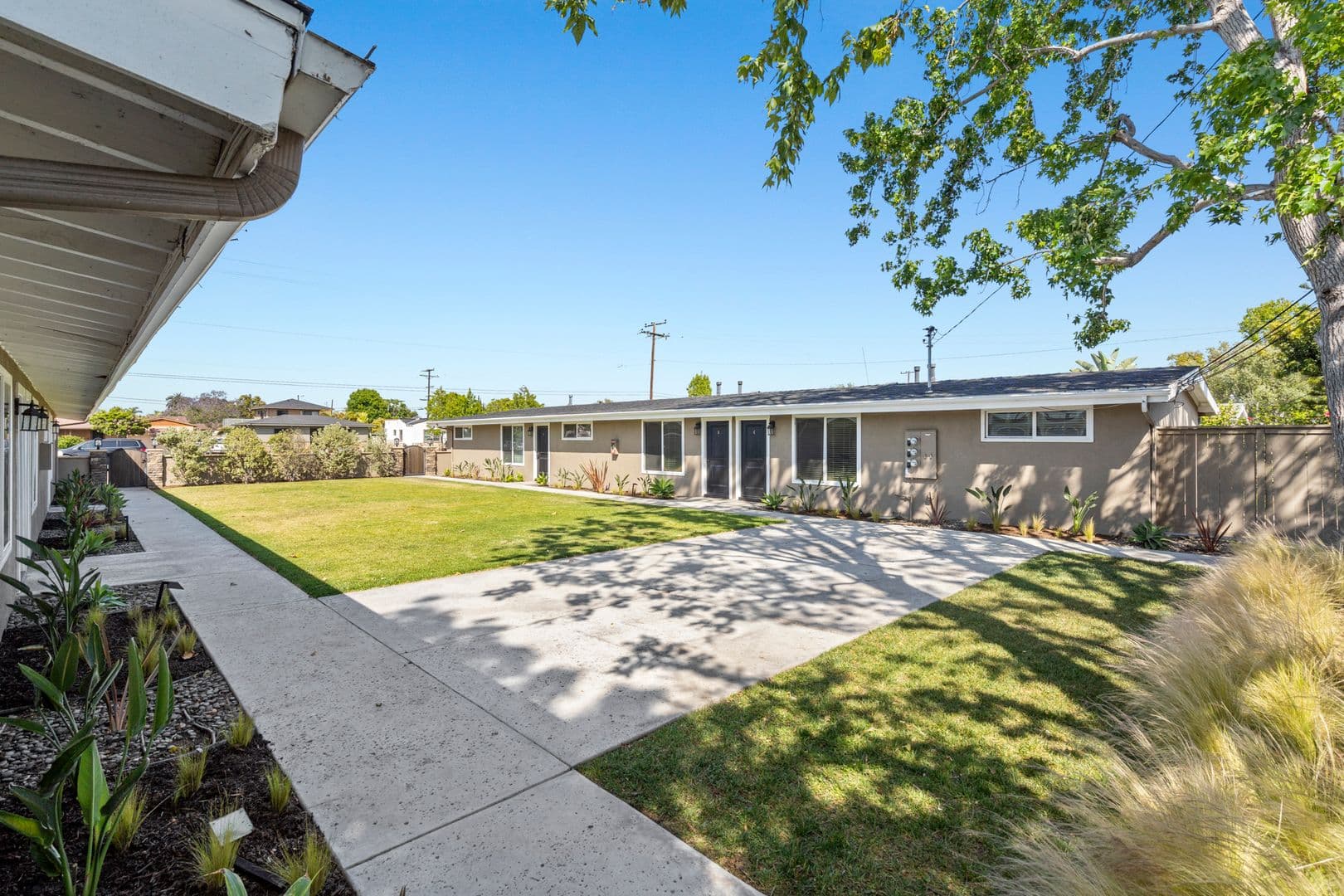 Costa Mesa Apartment: 241 E 18th Street