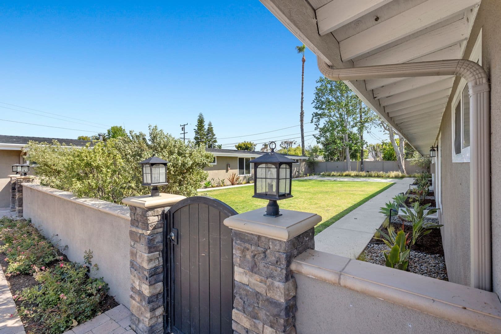 Costa Mesa Apartment: 241 E 18th Street