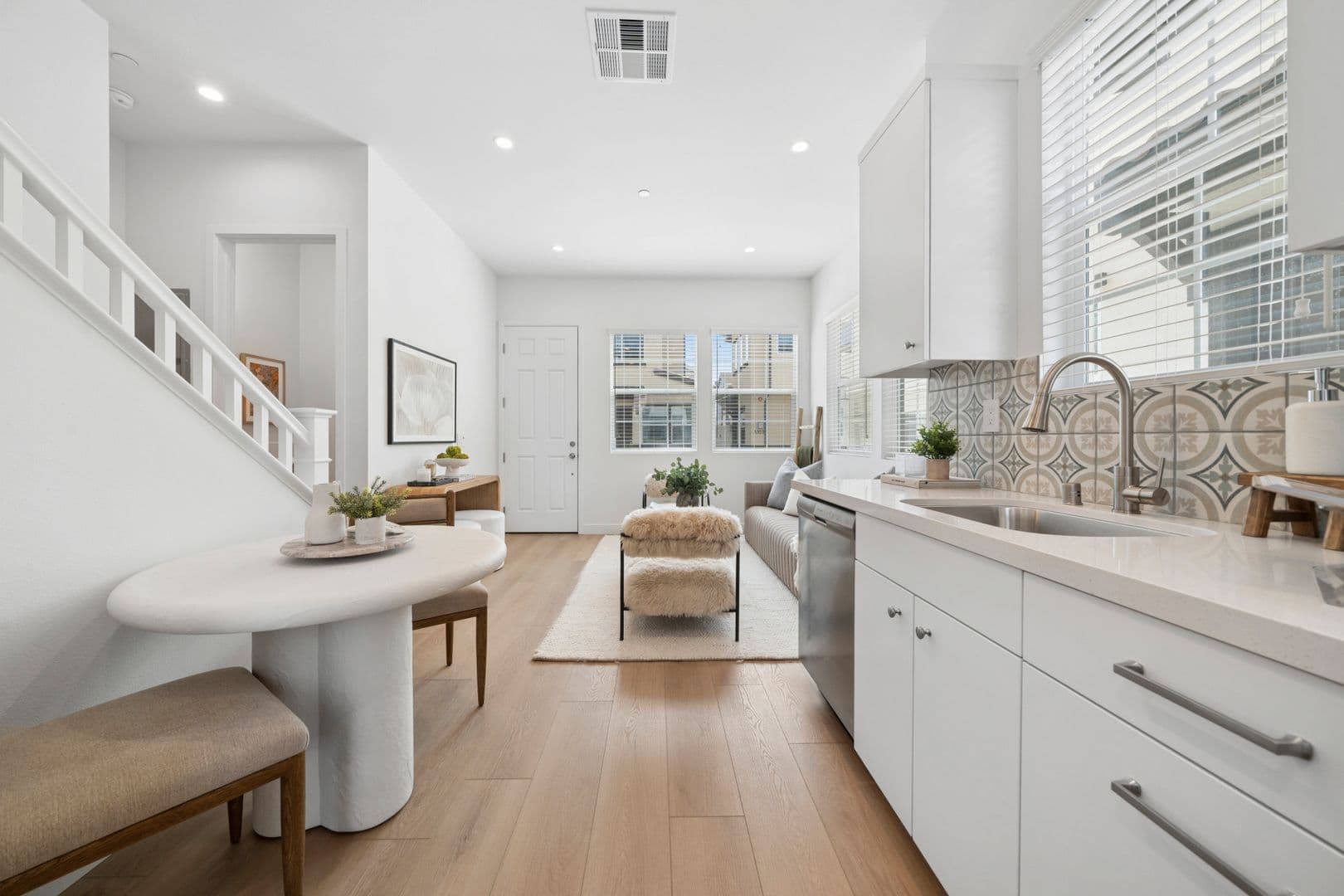 Costa Mesa Apartment: 374 Hamilton St